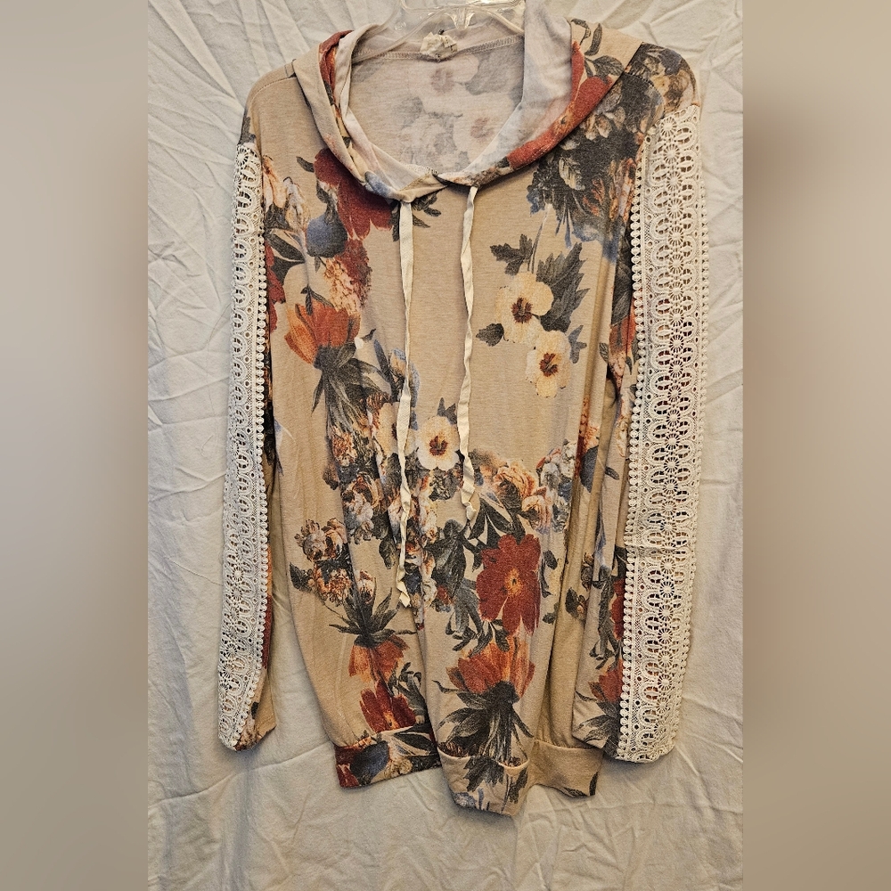 2xl floral hoodie with lace sleeves